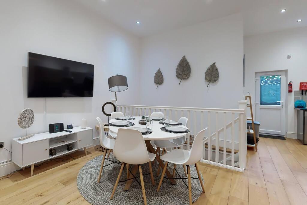 Lovely 2 Bedroom Apartment Near Highgate Station Лондон Екстериор снимка