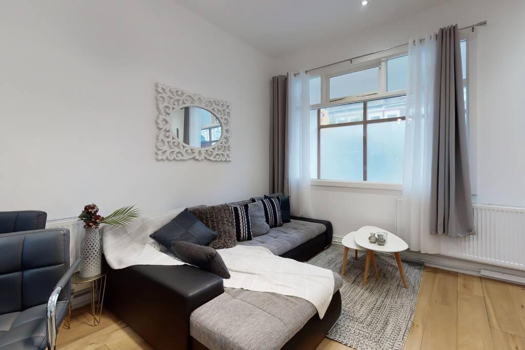 Lovely 2 Bedroom Apartment Near Highgate Station Лондон Екстериор снимка